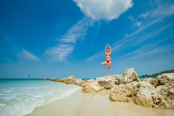 Sessão de ioga de verão em uma praia — Fotografia de Stock
