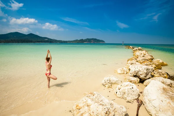 Sessione di yoga estiva su una spiaggia — Foto Stock