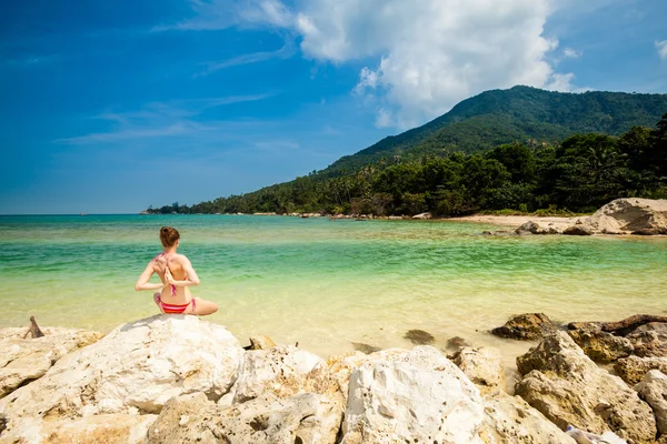 Musim panas yoga meditasi di pantai — Stok Foto