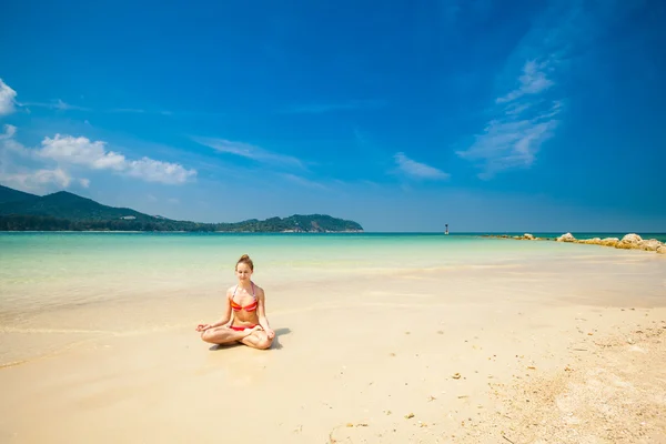 Musim panas yoga meditasi di pantai — Stok Foto