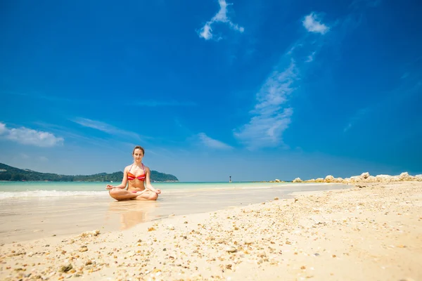 Zomer yoga meditatie op een strand — Stockfoto