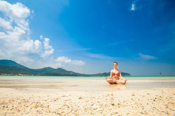 Summer yoga meditation on a beach — Stock Photo, Image