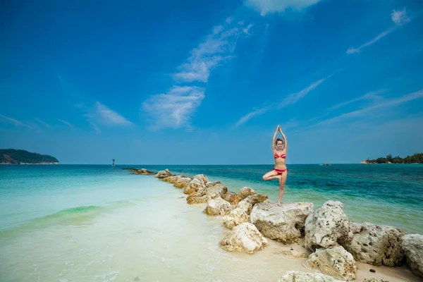 Summer yoga session on a beach — Stock Photo, Image