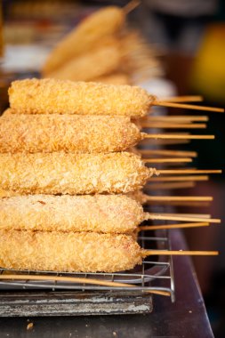 Tay hırpalanmış sosis şiş 