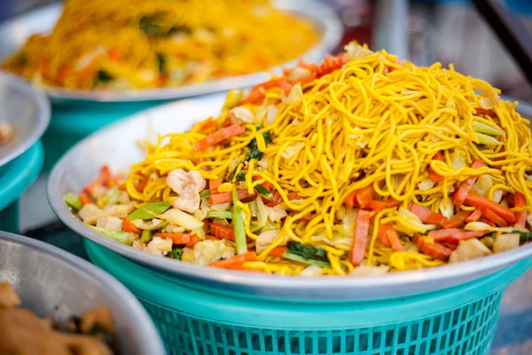 Tayland usulü kızarmış erişte ve tavuk.