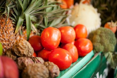 Pazarda taze sebzeler