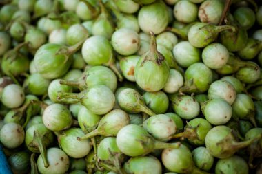 Pazarda taze sebzeler