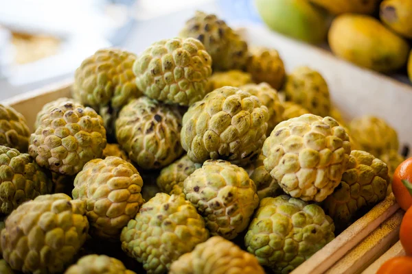 Vers fruit op de markt — Stockfoto