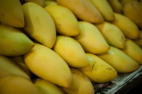 Frutas frescas en el mercado — Foto de Stock