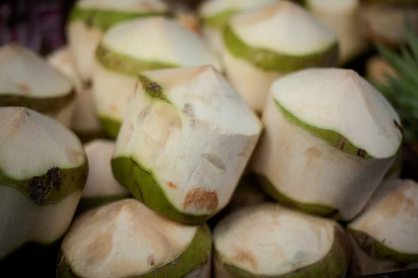 Frutas frescas en el mercado — Foto de Stock