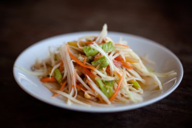 Tay salatası Som Tam