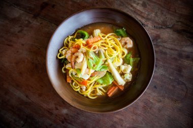 Karides ile Tayland kızarmış şehriye