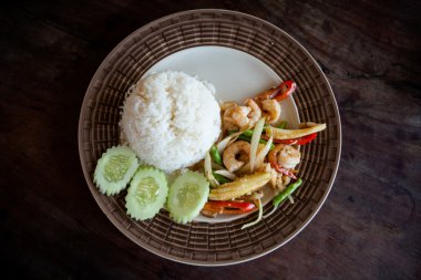 Tay sebzeli karides kızarmış