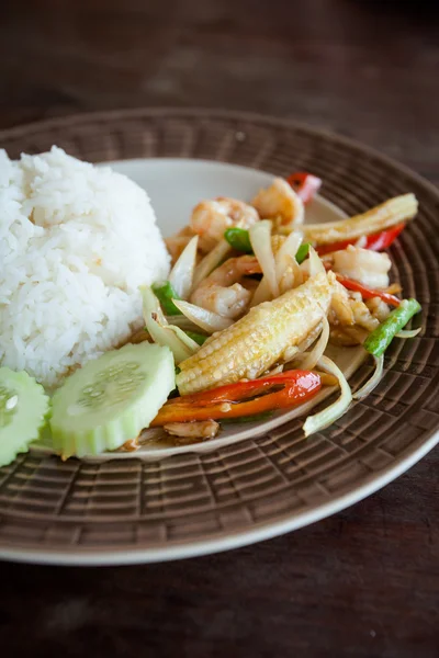 Thailändische gebratene Garnelen mit Gemüse — Stockfoto