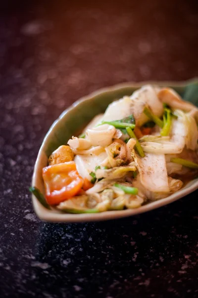 Thai stekt fisk med grönsaker — Stockfoto