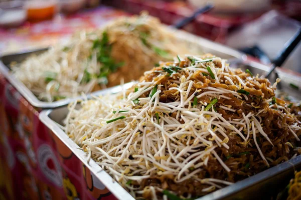 Тайская лапша Pad Thai — стоковое фото