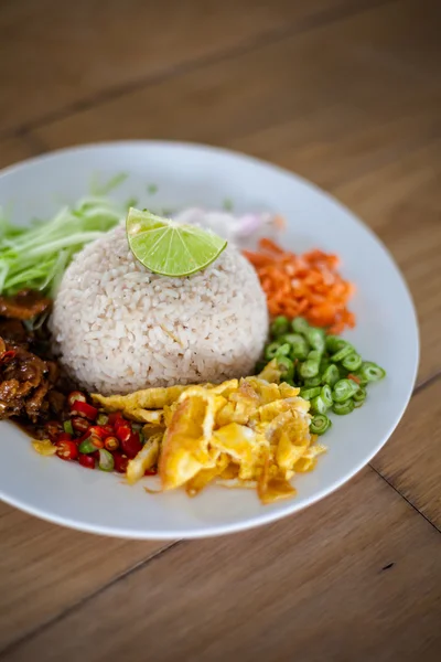 Тайский рис Кхао Клук Капи — стоковое фото