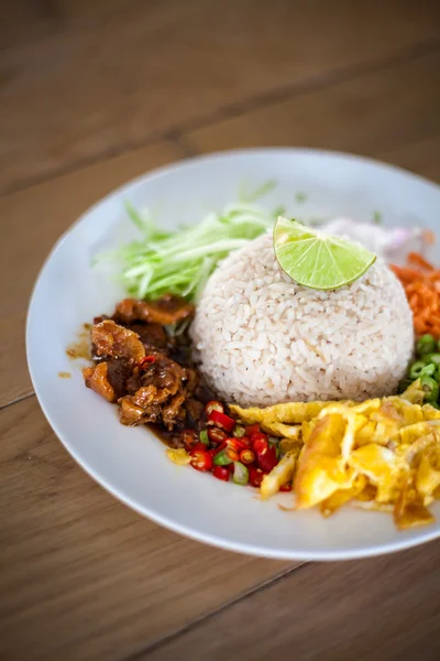 Thailändischer Reis khao kluk kapi — Stockfoto