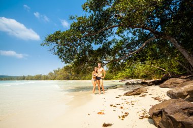 Koh Rong üzerinde genç Çift