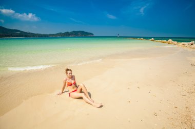 Chalokum sahilde genç kadın