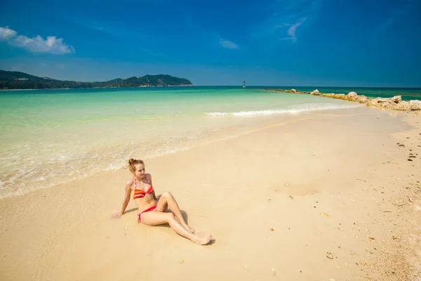 Junge Frau am Kreidestrand — Stockfoto