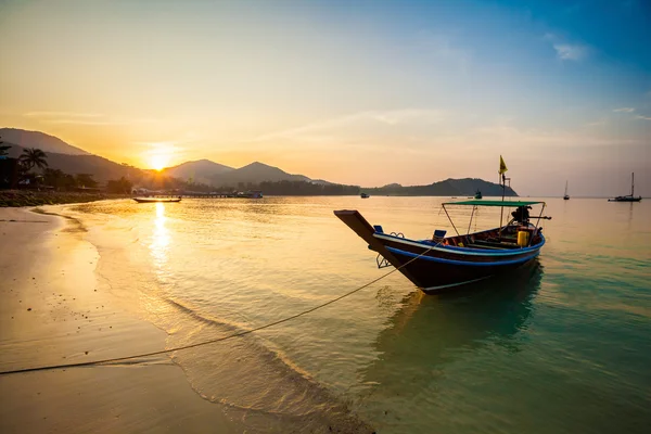 Zonsondergang op Chalokum strand — Stockfoto