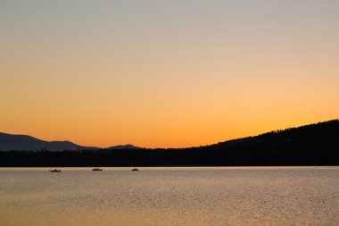 Gölün kenarında güzel bir gün batımı