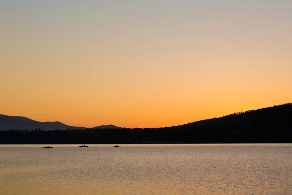 Belo pôr do sol junto ao lago — Fotografia de Stock