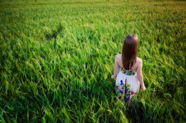 güzel bir genç kadın çayırda