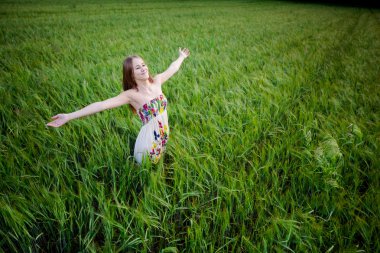 güzel bir genç kadın çayırda
