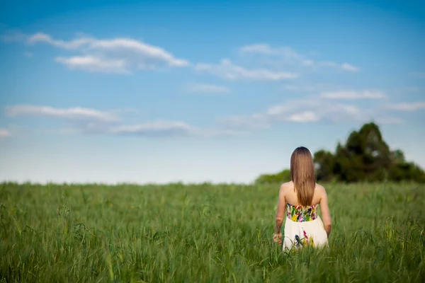 草原の美しい若い女性 — ストック写真