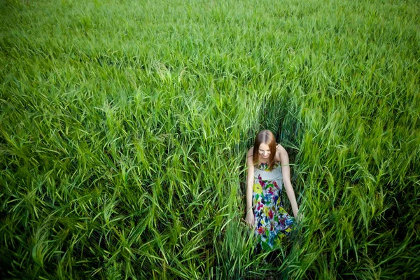 Belle jeune femme dans prairie — Photo