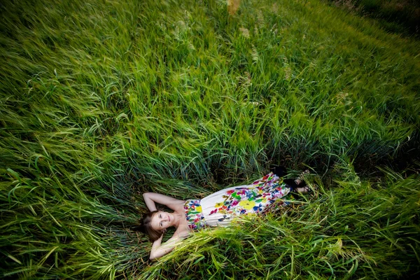 Hermosa mujer joven en el prado —  Fotos de Stock