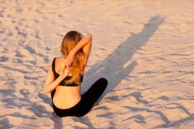 Beach yoga seansı Lehçe deniz tarafından