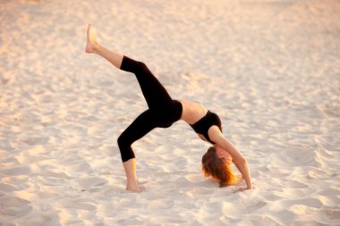 Beach yoga seansı Lehçe deniz tarafından