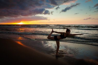 Beach yoga seansı Lehçe deniz tarafından