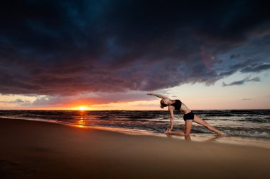 Beach yoga seansı Lehçe deniz tarafından