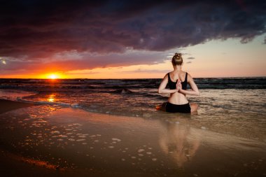 Bir plajda yoga meditasyon