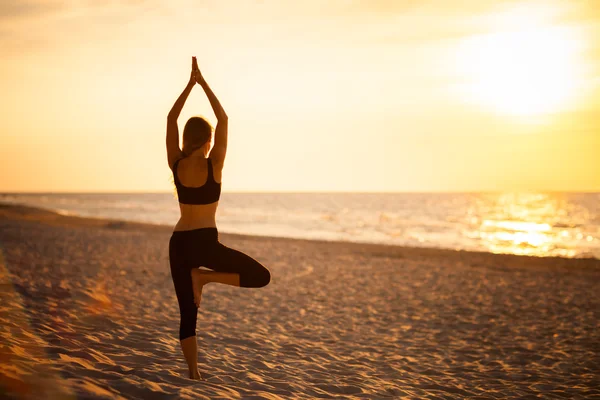 Strand yoga sessie door Pools zee — Stockfoto