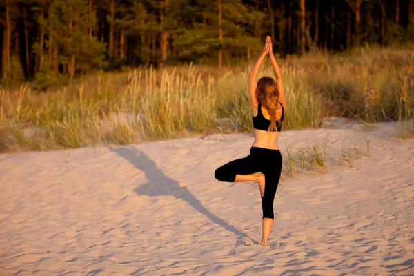 Séance de yoga de plage par mer polonaise — Photo