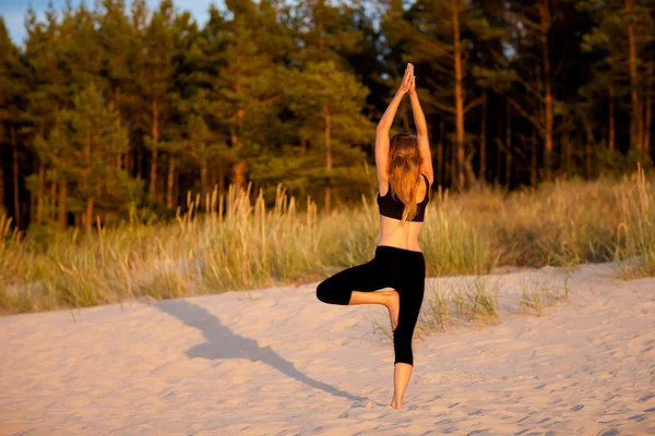 Sesión de yoga de playa por mar polaco —  Fotos de Stock