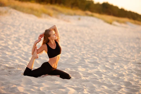 Sessão de ioga de praia por mar polonês — Fotografia de Stock