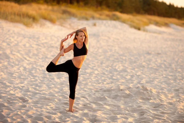 Sesión de yoga de playa por mar polaco —  Fotos de Stock