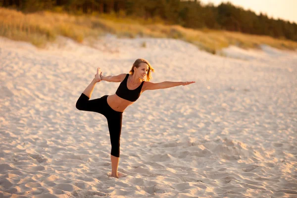 Stranden yoga session polska sjövägen — Stockfoto