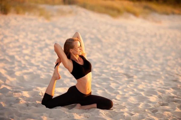 Sesión de yoga de playa por mar polaco — Foto de Stock