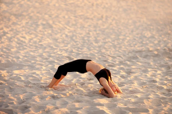 Sesión de yoga de playa por mar polaco — Foto de Stock