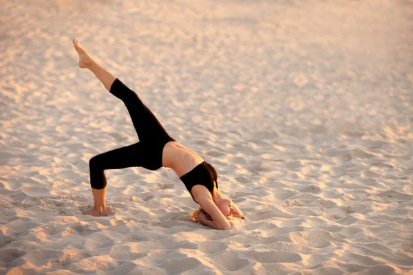 Sesión de yoga de playa por mar polaco — Foto de Stock
