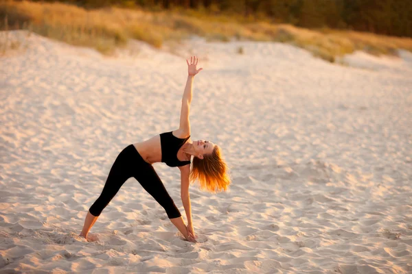 Stranden yoga session polska sjövägen — Stockfoto