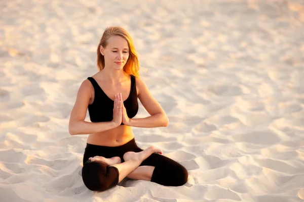 Meditation yoga på en strand — Stockfoto