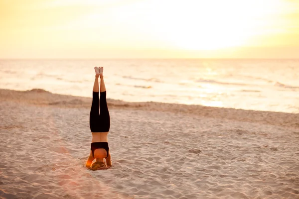 Sesión de yoga de playa por mar polaco — Foto de Stock